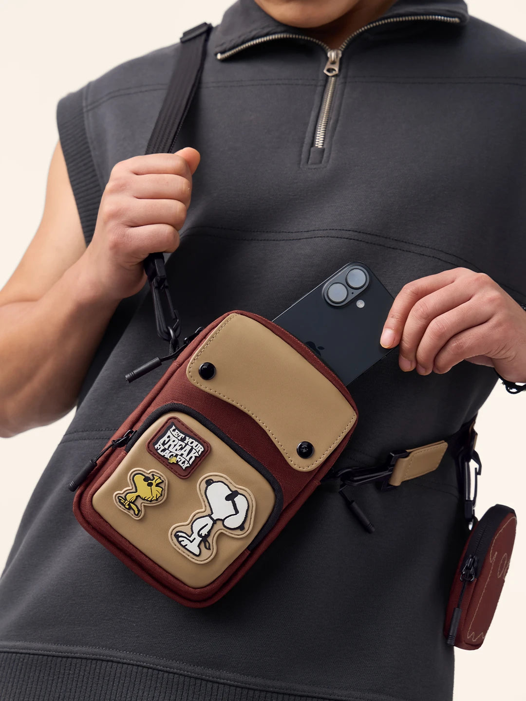 Peanuts: Snoopy Sling Bag