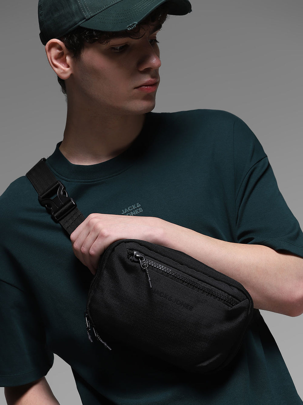 BLACK UTILITY CHESTPACK