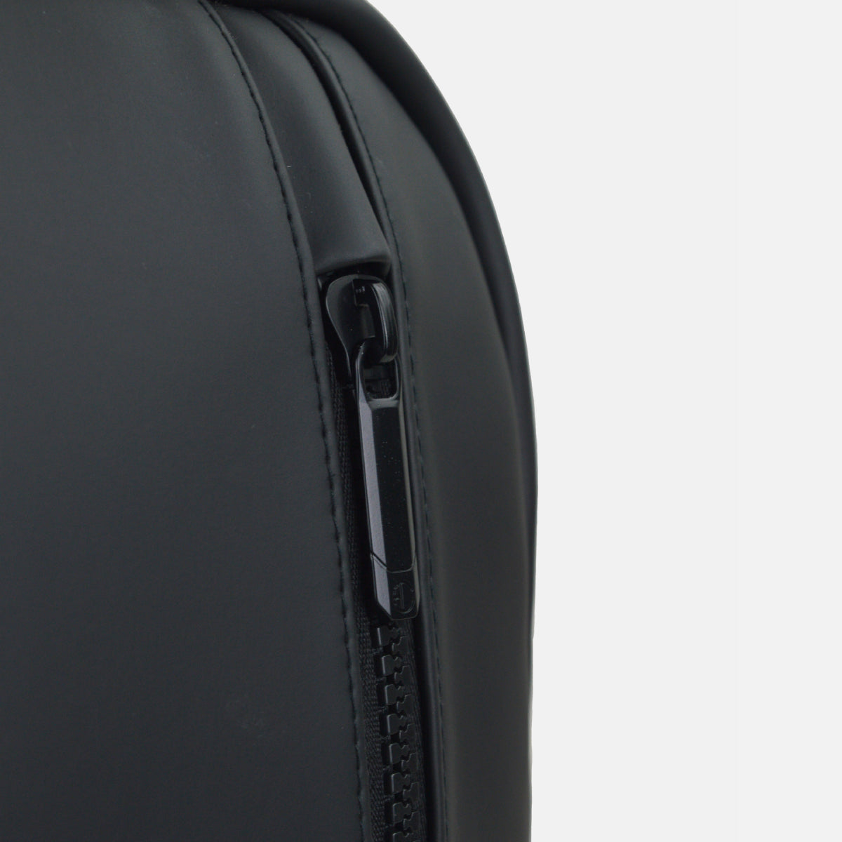 THE SLIM LINES | BLACK BACKPACK