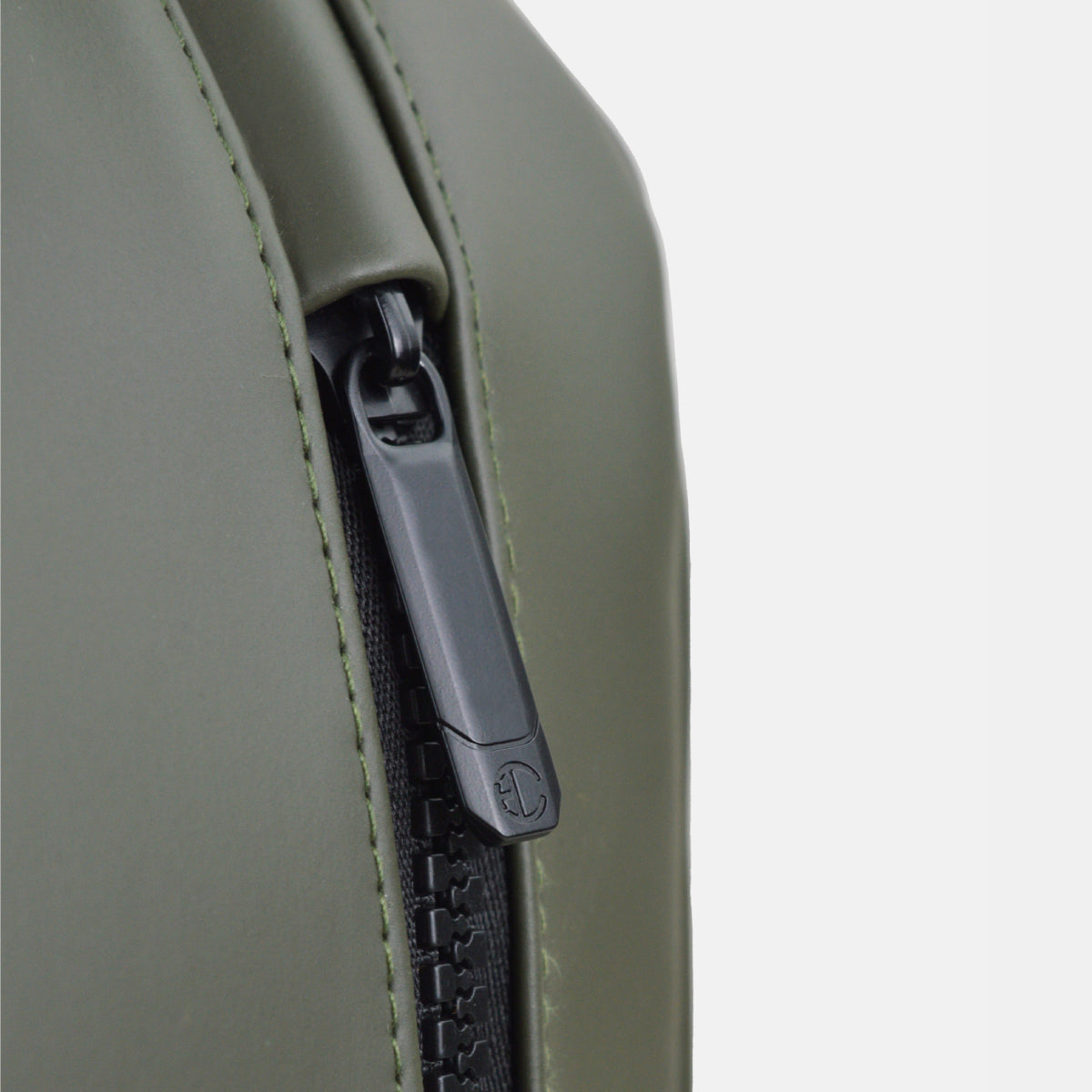 THE SLIM LINES | OLIVE BACKPACK